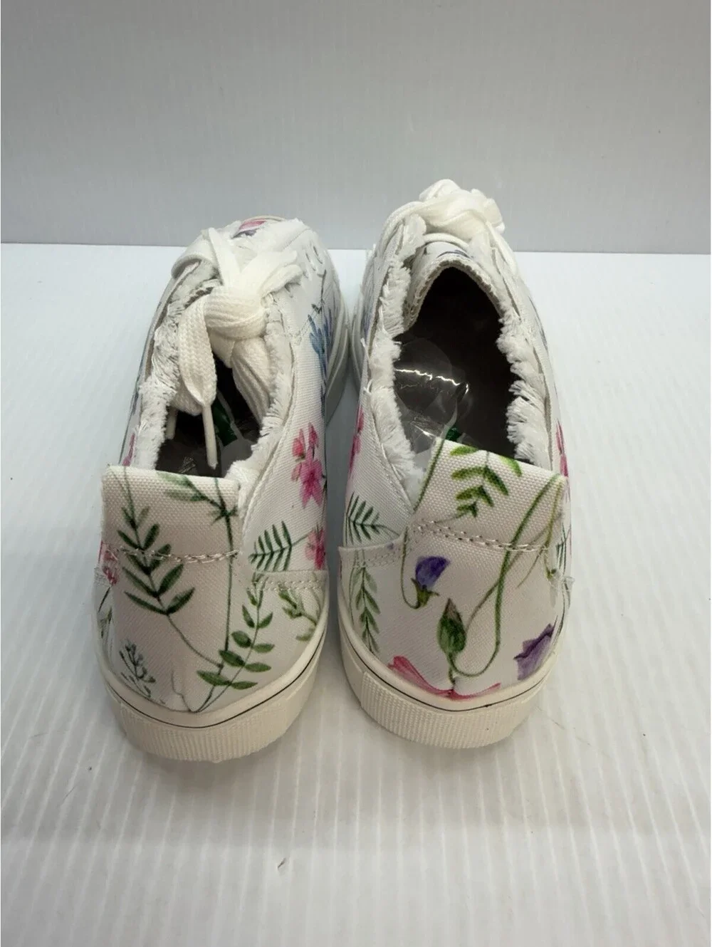 Woman's Tennis Shoes Floral White Size 9.5/41 Unbranded